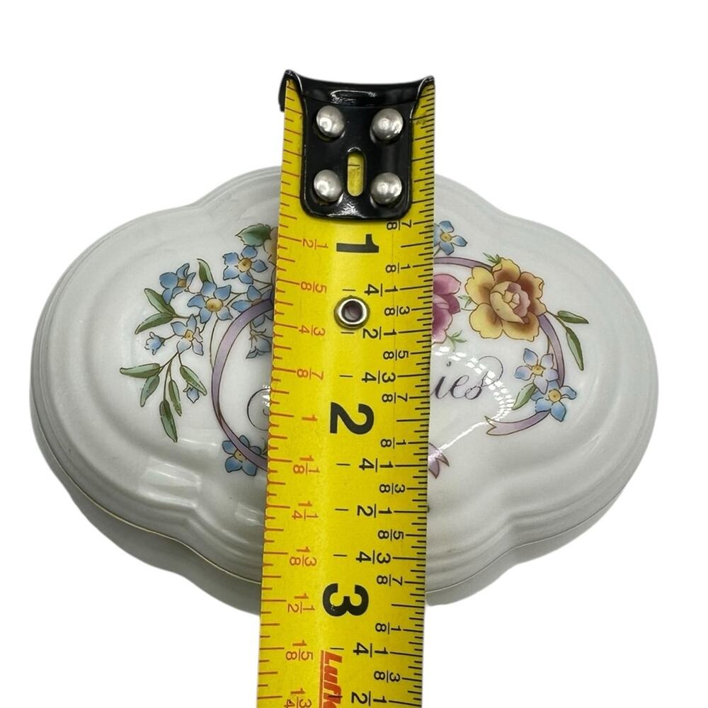 Vintage AVON 1983 Floral White Porcelain Keepsake Music Trinket Box Memories - Picture 8 of 9